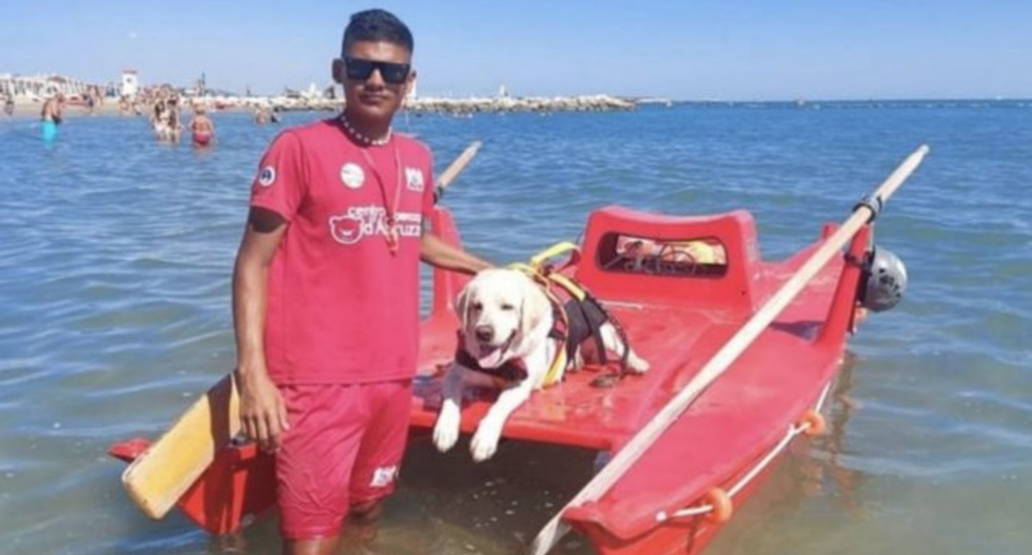 Pigro in spiaggia con uno dei bagnini di Angeli del Mare