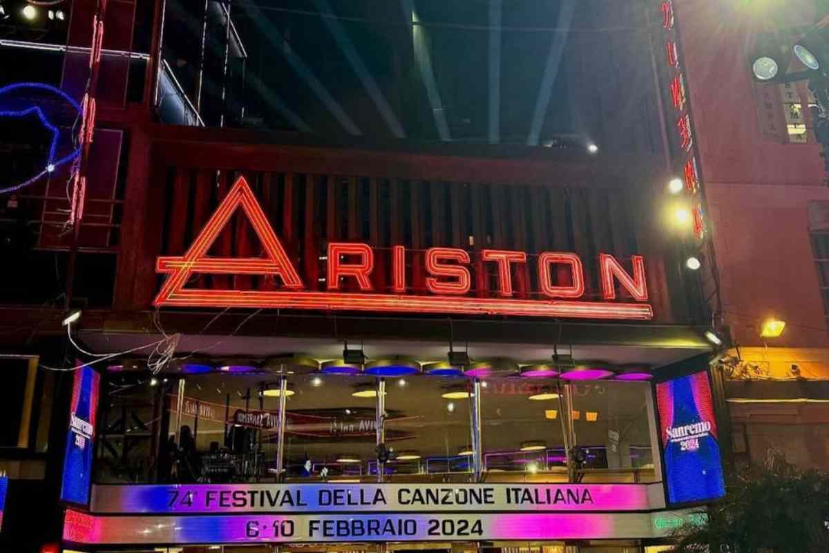 L'associazione Centopercentoanimalisti manifestano fuori l'Ariston