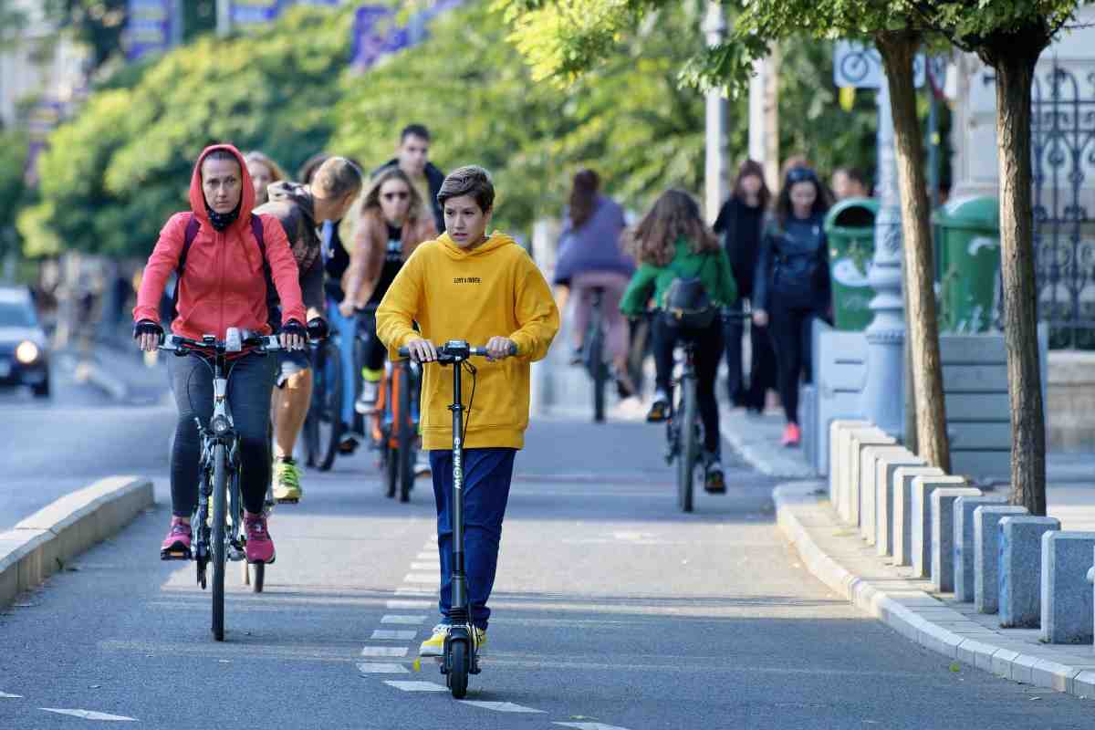 Scegliere tra bicicletta elettrica e monopattino elettrico: guida ai vantaggi e fattori da considerare