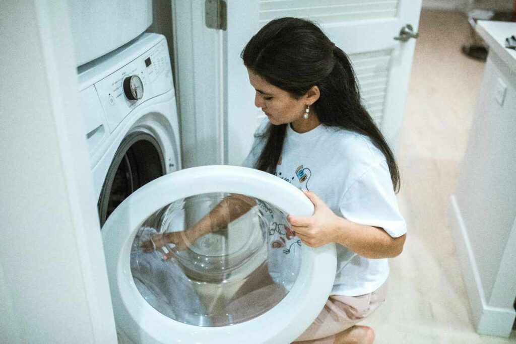 Strategie pratiche per eliminare peli e pelucchi dal bucato in lavatrice