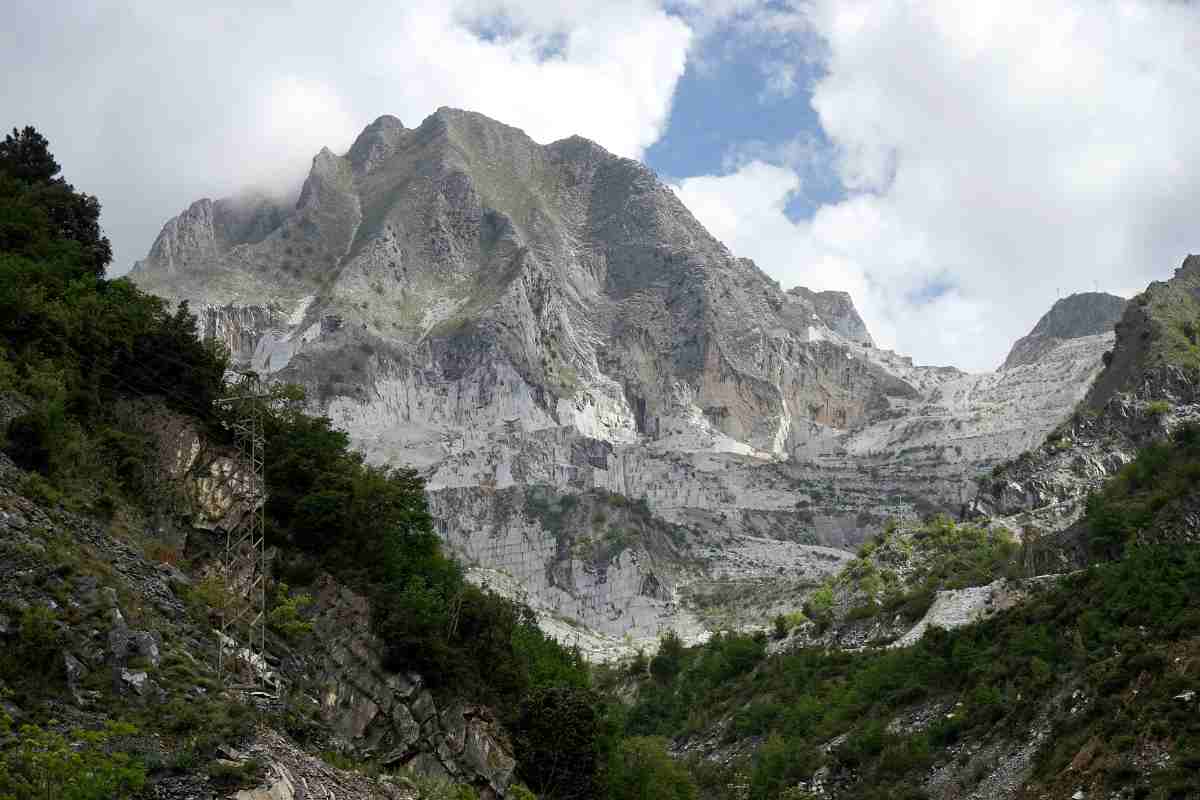 I segreti e l'impatto ambientale dell'estrazione del marmo di Carrara