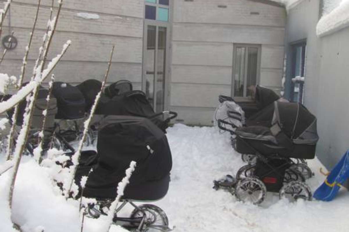 Norvegia: neonati lasciati a dormire fuori con la neve