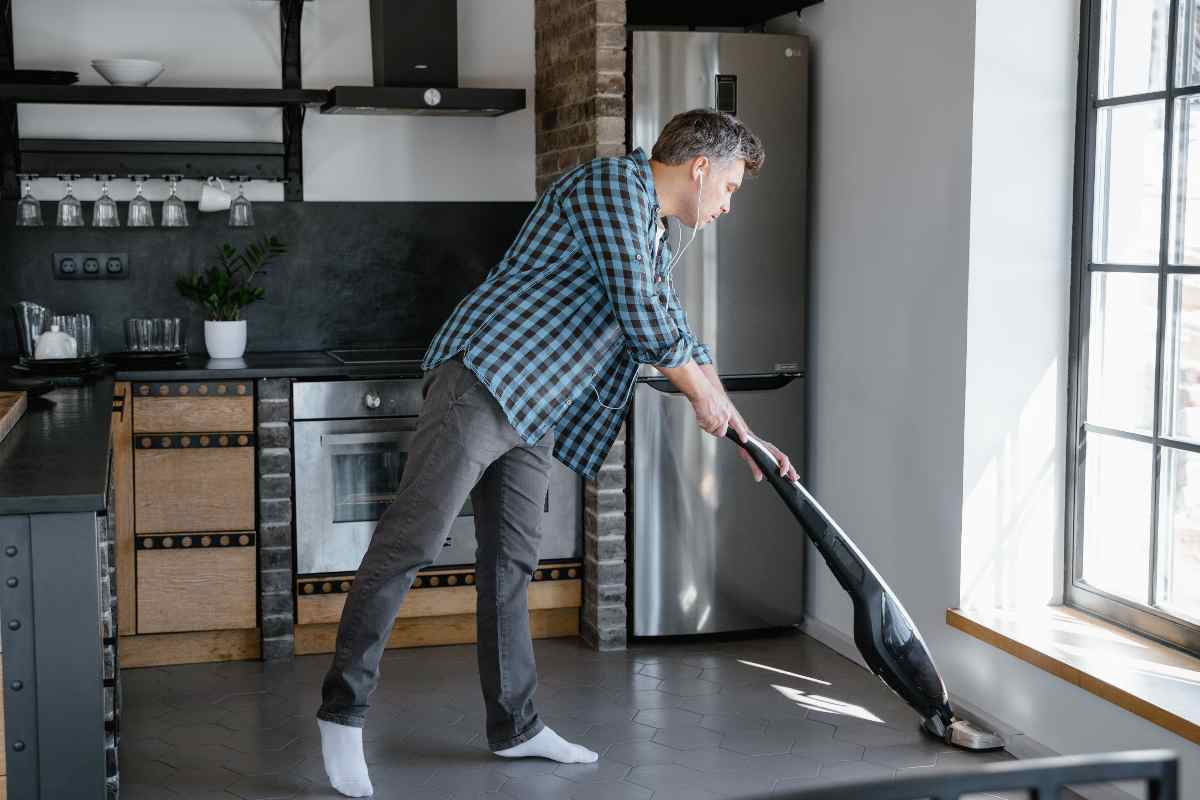 Le strategie efficienti per la pulizia della casa per chi lavora e vive da solo