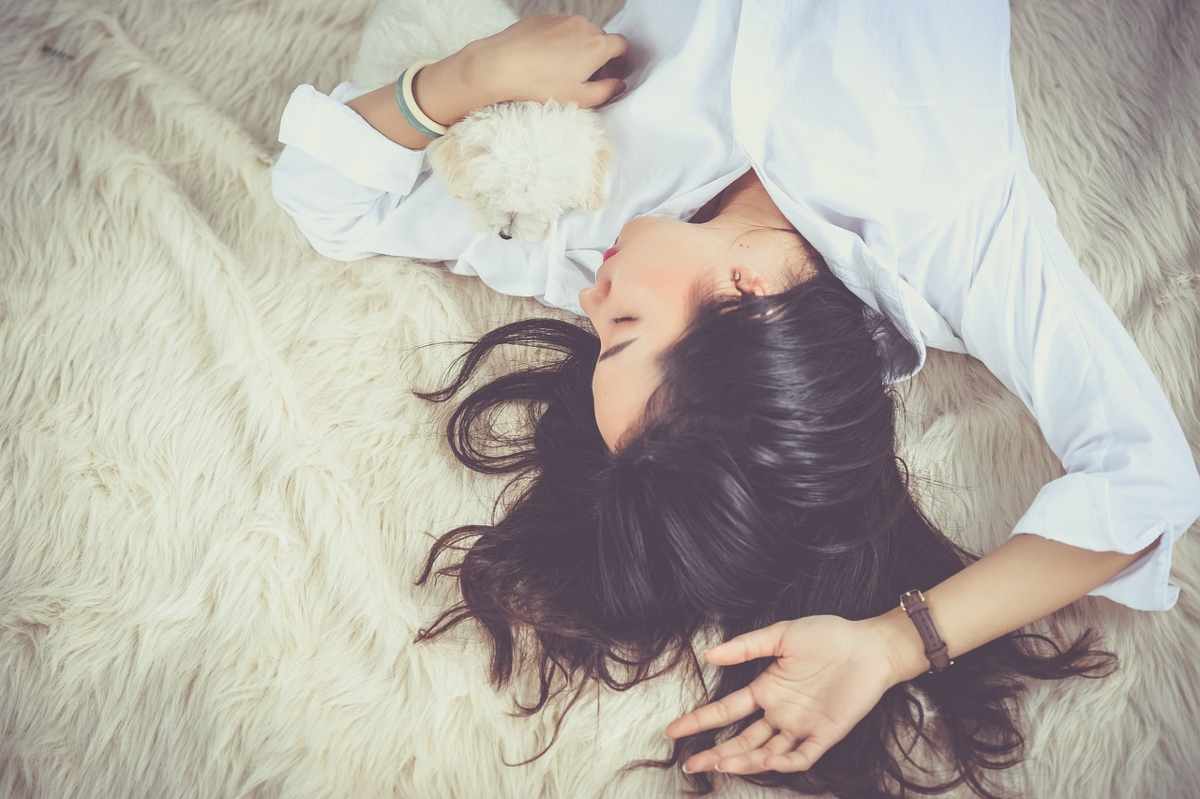 Ragazza e cagnolino