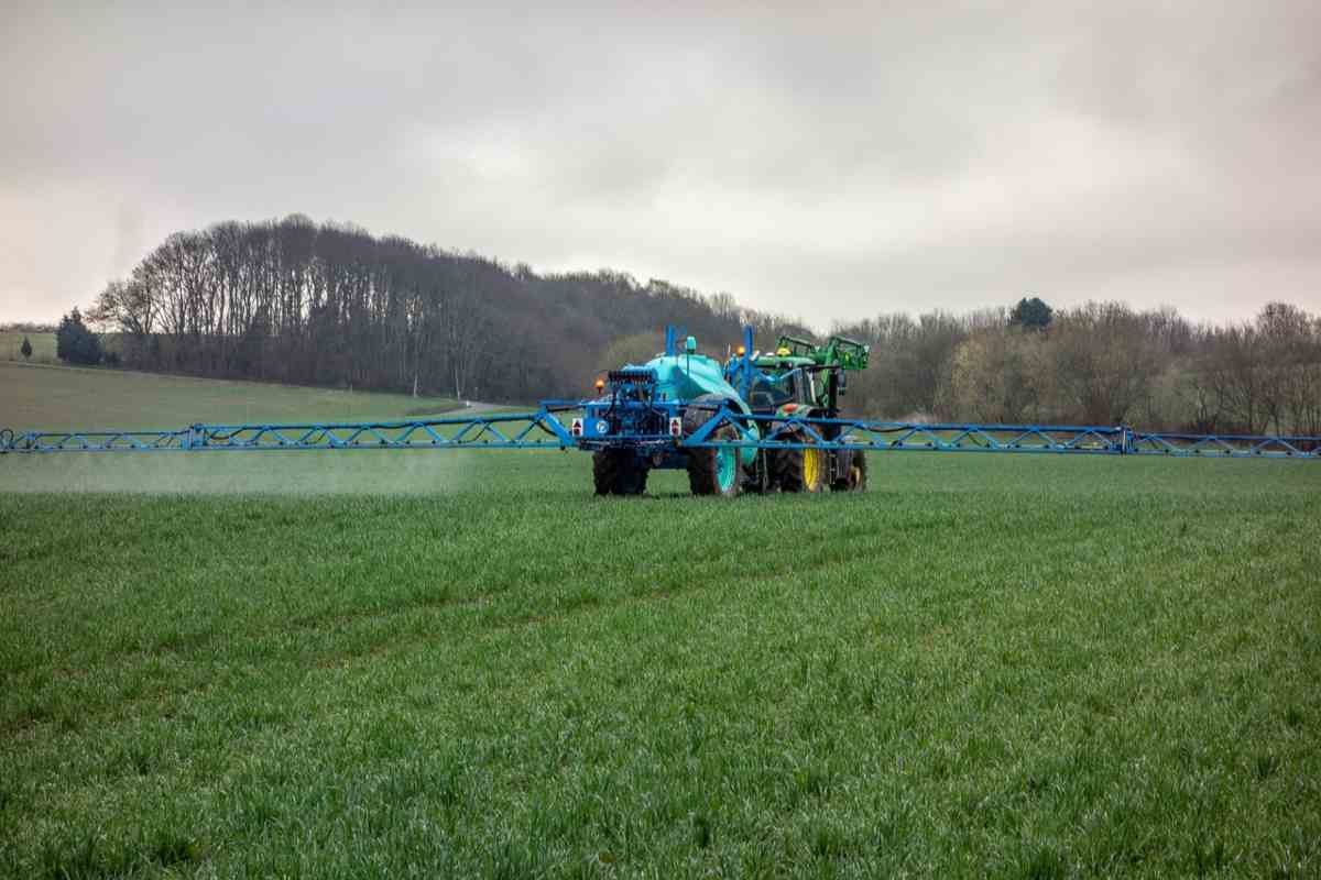 Pesticidi sparsi per i campi